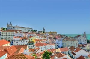 Vue sur les toits et l'océan au Portugal