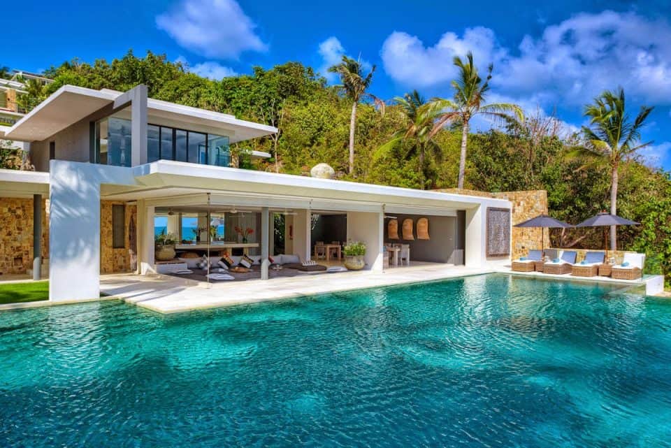Villa de luxe avec énorme piscine à débordement