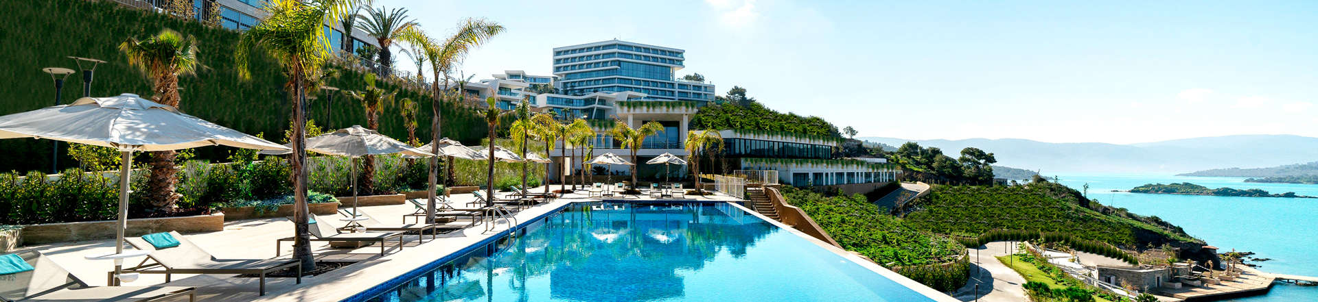 Résidence avec piscine bleue et vue sur la mer